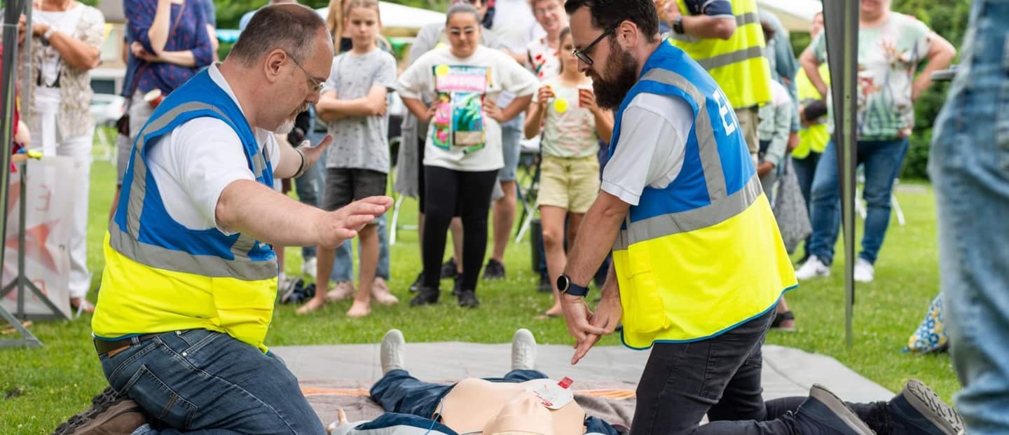 EHBO-vrijwilligers demonstreren reanimatie tijdens een evenement in Eindhoven